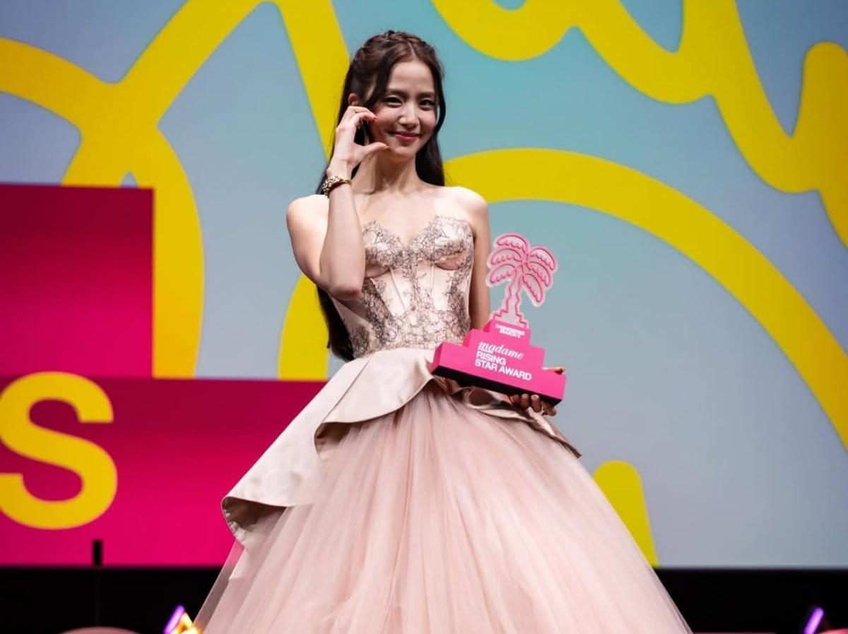 블랙핑크 지수, 친오빠 논란 중에…상 받고 미소 되찾았다