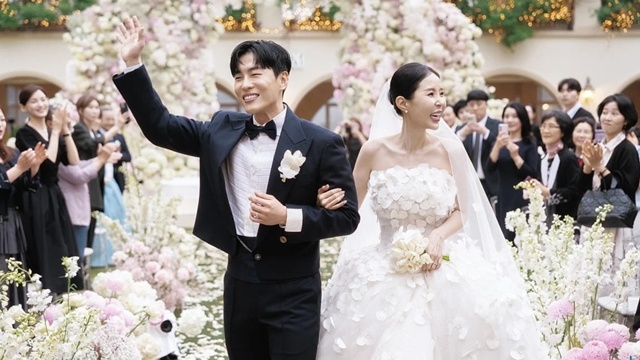 신지♥문원, 결혼식 사진 공개…코요테 축사에 '눈물'