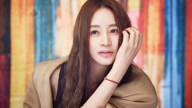'56세' 김혜수의 시계는 멈추지 않았다