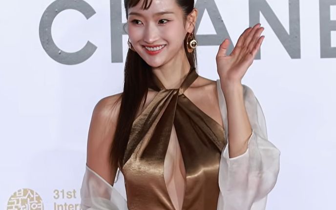 김혜수, 가슴 중앙까지 풍만한 볼륨감…파격 드레스