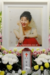 김희애, 고(故) 김자옥 빈소 찾아 눈물 "최근에도 연락"