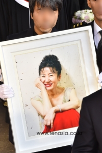누구보다 뜨거운 삶을 살았기에, 남겨진 이들의 울음이 애달펐다(고 김자옥 발인 종합)
