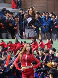'패션왕' 나나, 교복으로 환상몸매...남심올킬