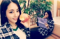 한채아, '당신만이 내 사랑' 첫 방송 응원 '사과 먹방'