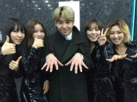 마마무, 강인과 함께 한 '피아노맨' 인증샷, '강인 듬직하네~'