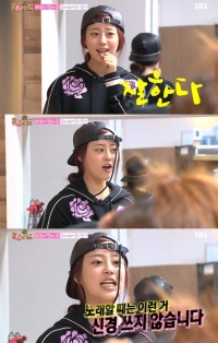 '룸메이트2' 허영지, 모자에 끈 걸려도 “노래할 땐 신경 쓰지 않습니다”