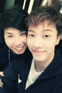 비스트 이기광, 어머니와 다정하게 찰칵 '붕어빵 모자'