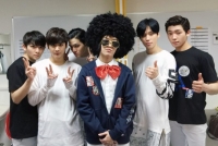 틴탑 엘조, 일본 콘서트 중 거대 아프로펌 가발 착용 '이런 모습 처음'