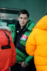 '헬로 이방인' 줄리엔 강, 촬영 비하인드 컷 '걸어다니는 조각상'
