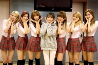 헬로비너스 김새론 '단체꽃받침' 응원 사진