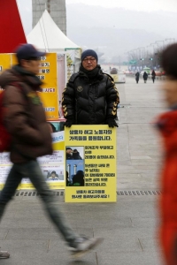 배우 김의성, 쌍용차 응원 1인 시위 돌입…“생업 때문에 매일은 힘들지만”
