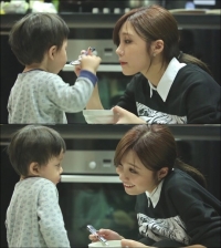 '오마베' 에이핑크 은지, 담율이의 일일 엄마로 변신! '육아의 달인'