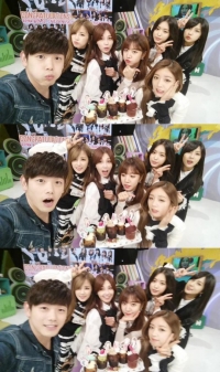 에릭남, 에이핑크와 함께 꽃밭 인증샷 "에이핑크 1위 축하!"