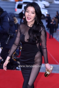 화끈한 노출로 이름 알린 &#39;레드카펫&#39;女, 그 이후는?
