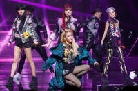 투애니원 '너 아님 안돼' 미국 MTV IGGY에서 '올해의 곡'으로 선정