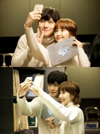 '힐러' 지창욱 박민영, 커플 니트 입고 셀카 삼매경 '열애설 유발 케미'
