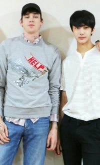 '노머시' 형원, 톱 모델 콜모어와 인증샷 공개 '백 스테이지컷 포착'