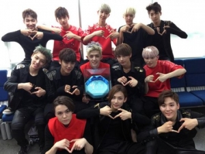 세븐틴, 팬조공 인증샷 "지금은 빛을 낼 시간 열심히 할게요"