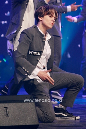 [TENPHOTO] 세븐틴 버논, 환호를 부르는 꽃미모