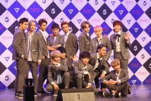 세븐틴, 13명 교복 칼군무의 '만세'..첫 무대로 '아이돌 정석' 노린다