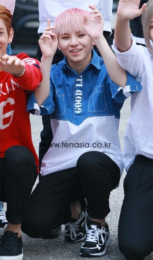 [TENPHOTO] 세븐틴 우지, 핑크머리를 한 아기 도깨비 (뮤직뱅크 출근길)