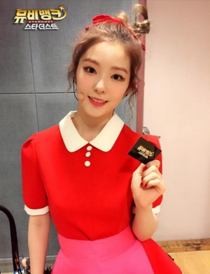 레드벨벳 아이린, 빨간 원피스 입고 인형 미모 발산 "화요일 밤은 '뮤비뱅크'와"
