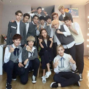 유이, 소속사 후배 세븐틴 응원.. 꽃미남 사이에서 "만세"