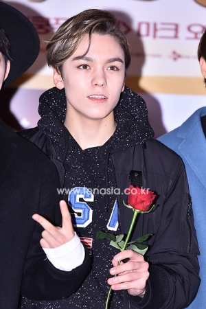 [TENPHOTO] 세븐틴 버논, 꽃을 든 리틀 디카프리오 (어린왕자)