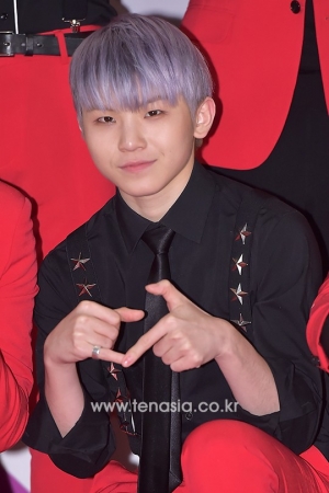 [TENPHOTO] 세븐틴 우지, 보라색 머리도 잘 어울리네 (2015 SAF 가요대전)