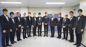 슈트 입은 세븐틴, 서가대 참석 인증샷 공개 '여심 저격'