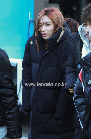 [TENPHOTO] 세븐틴 정한, 칼바람에 흩날리는 긴 생머리 (아육대 출근길)