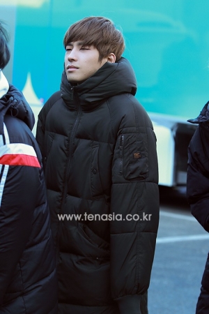 [TENPHOTO] 세븐틴 원우, 아침 출근에 눈도 제대로 못뜨네 (아육대 출근길)