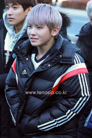 [TENPHOTO] 세븐틴 우지, 패딩에 파묻힌 요정님 (아육대 출근길)