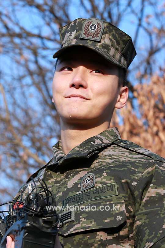 윤시윤, '전역을 명 받았습니다'…사진으로 보는 눈물의 전역 현장