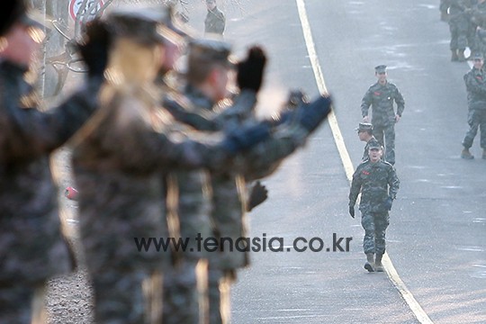 윤시윤, '전역을 명 받았습니다'…사진으로 보는 눈물의 전역 현장