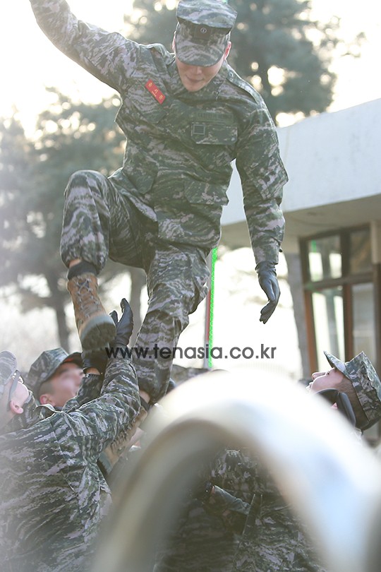 윤시윤, '전역을 명 받았습니다'…사진으로 보는 눈물의 전역 현장