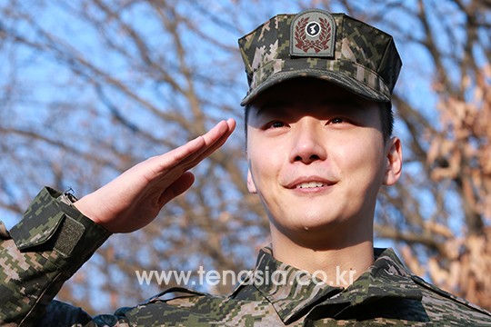 윤시윤, '전역을 명 받았습니다'…사진으로 보는 눈물의 전역 현장