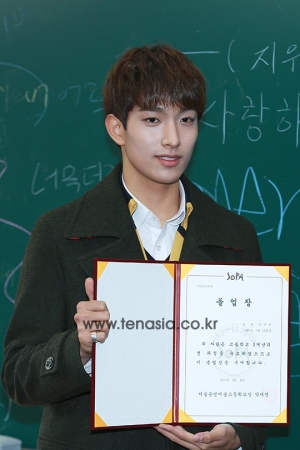 [TENPHOTO] 세븐틴 도겸, 졸업식에서 돋보이는 훈훈한 아이돌 외모