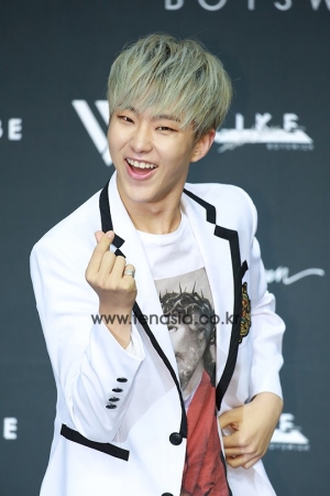 [TENPHOTO] 세븐틴 호시, 퍼포먼스 리더의 깜찍한 애교 (세븐틴 콘서트)