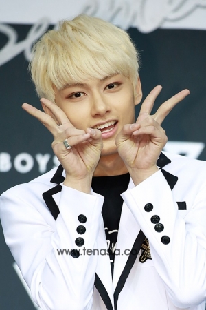 [TENPHOTO] 세븐틴 준, 금발의 왕자님이 따로 없네 (세븐틴 콘서트)