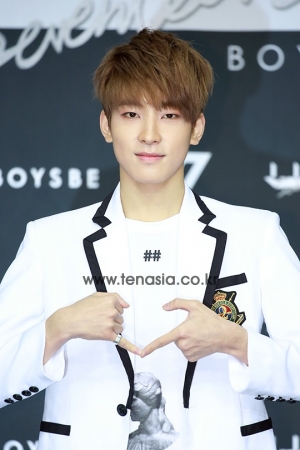 [TENPHOTO] 세븐틴 원우, 극세사 몸매에도 빛이 나는 미남 외모 (세븐틴 콘서트)