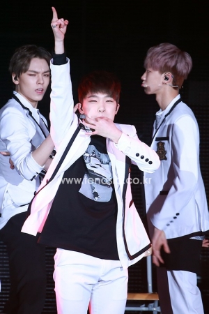 [TENPHOTO] 세븐틴 디노, 무대 위에서 빛을 발하는 작은 거인 (세븐틴 콘서트)