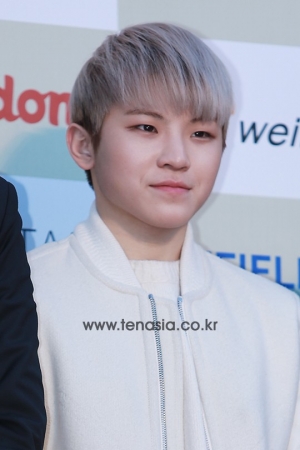 [TENPHOTO] 세븐틴 우지, 블랙앤 화이트 의상으로 시크한 도련님룩 완성 (가온차트)