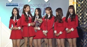 '가온차트' 여자친구, '올해의 신인상' "존경하는 선배들과 한 무대 감사"