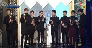 '가온차트' 엑소, 팬투표 인기상 "이 꽃은 엑소엘 여러분께 바치겠다"