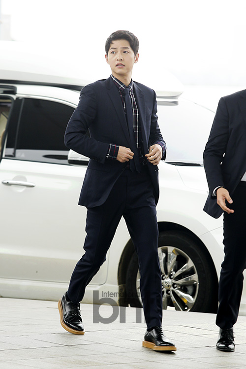 송중기, 자켓 여미고 단정한 출국준비…