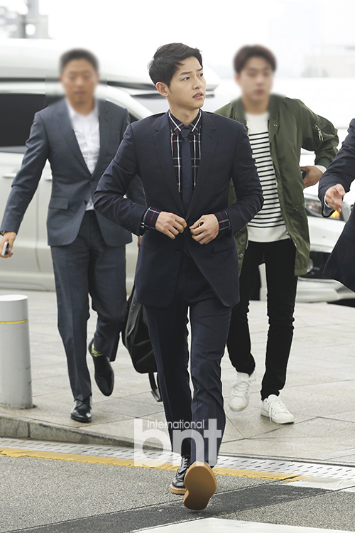 송중기, 자켓 여미고 단정한 출국준비…