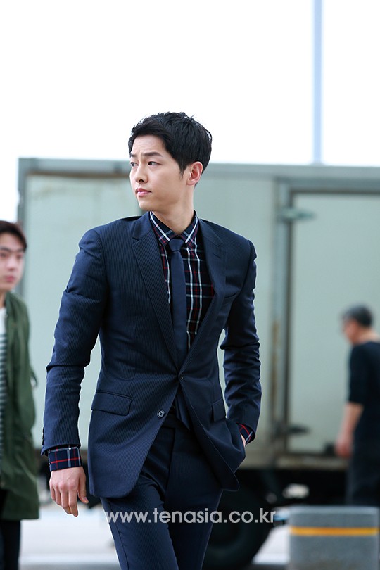 송중기, 자켓 여미고 단정한 출국준비…