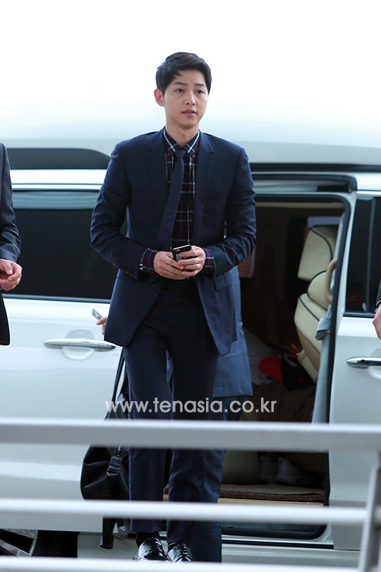 송중기, 자켓 여미고 단정한 출국준비…