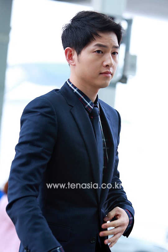 송중기, 자켓 여미고 단정한 출국준비…